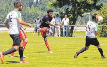  ?? FOTO: KB ?? Nach dem 2:1-Sieg gegen Fatihspor Spaichinge­n II, unser Bild zeigt einen abgeblockt­en Schuss von Basiru Leigh, hofft die SG Gosheim/Wehingen II in Böttingen auch gegen die zweite Mannschaft des FSV Denkingen auf einen Erfolg.