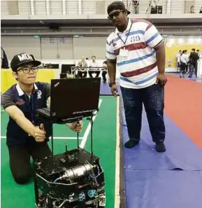  ??  ?? Pasukan Politeknik Malaysia menunjukka­n kehebatan mereka pada FIRA Roboworld Cup 2018 ke-23 di Taiwan.