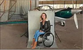  ??  ?? Dorine Bourneton a perdu à 16 ans l’usage de ses jambes après un crash d’avion.