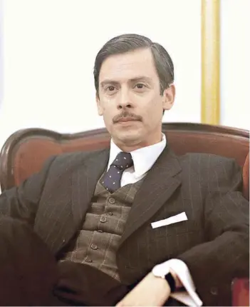  ?? FOTO: TVN ?? ►► El actor Néstor Cantillana, interpreta­ndo a Juan Pinto Durán, en la miniserie 62, historia de un mundial.