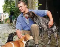  ??  ?? Jäger Holm Zeutschel aus Großhering­en mit seinen Hunden Strolch (vorn), Hexe (links) und Nora (rechts). Foto: Frank Schauka