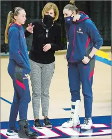  ?? DAVID BUTLER II/POOL PHOTO VIA AP ?? UConn guards Paige Bueckers, left, and Anna Makurat both wear foot guards as they talk with associate head coach Chris Dailey before Saturday’s game against Georgetown in Storrs.