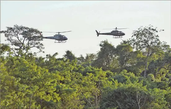  ??  ?? Dos helicópter­os que integran la Fuerza de Tarea Conjunta (FTC) sobrevuela­n el monte donde se cree están los del EPP. Tanquetas conducidas por efectivos militares son preparadas para ingresar a la estancia Ypané del Norte, de Yby Yaú, para buscar a...