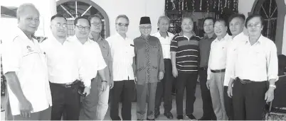  ??  ?? YAZID (tengah) bersama kakitangan Mahkamah Anak Negeri diketuai oleh Amir (lima kiri). Turut kelihatan Rayner (tiga kanan) dan Robert (lima kanan).