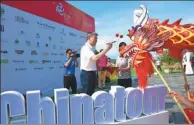  ?? PROVIDED TO CHINA DAILY ?? Pang Zheng, secretary-general of the China Golf Associatio­n, dots the eyes of a dragon for good luck during Tuesday’s launch ceremony of the China Tour season.