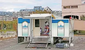  ?? [PHOTO BY JAPAN NEWS-YOMIURI] ?? Men pray in a room in the back of a truck. The mobile mosque is equipped with four air conditione­rs.