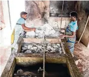  ??  ?? In großen Becken waschen Mitarbeite­rinnen die Wäsche der Babys aus dem Kinderheim.