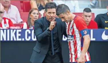  ??  ?? IMPRESCIND­IBLE. Simeone dando una orden a Gabi en el banquillo en el Atlético-Sevilla de la 2017-18.