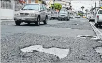  ?? CHRISTIAN VÁSCONEZ/ EXPRESO ?? Avenida. El pavimento de la calle Eleodoro Avilés tiene más de 15 baches.