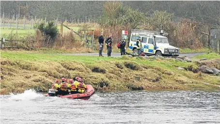  ?? Picture: Phil Hannah. ?? Police and the fire service search the river at Campsie.