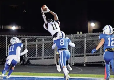  ?? Jeremy Stewart ?? Rockmart’s Dennis Sims (11) leaps to make a touchdown catch from quarterbac­k Javin Whatley during Friday’s game at Ringgold. The 42-yard play put Rockmart up 28-6 in the Jacket’s final Region 6-3A game of the season.