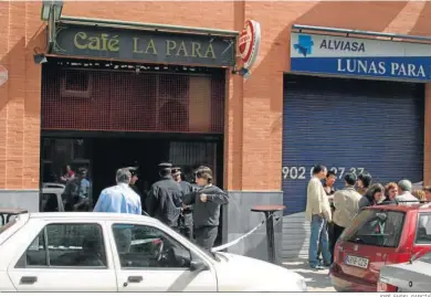  ?? JOSÉ ÁNGEL GARCÍA ?? Despliegue policial en la puerta del bar La Pará, la mañana en que fue hallado el cuerpo del dueño.