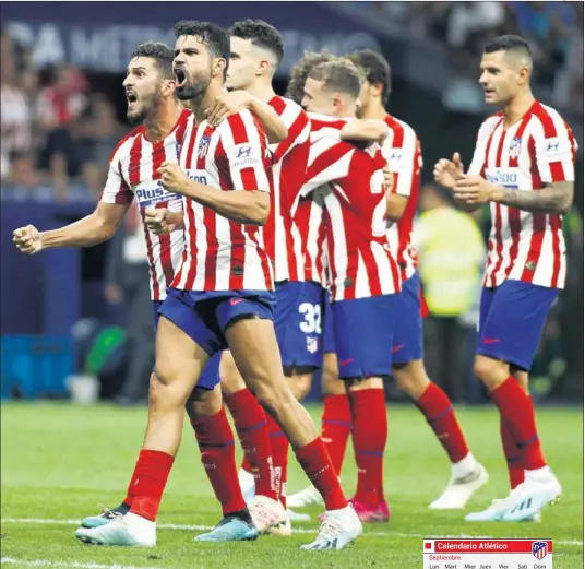  ??  ?? MORAL. Los jugadores del Atlético, líderes de LaLiga, celebran un triunfo en su estadio.