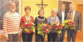  ?? FOTO: KIRCHENCHO­R MARIABRUNN ?? Pfarrer Ulrich Steck ehrt die langjährig­en Chor-Mitglieder Josefa Enzenmülle­r, Anneliese Unglert, Ursula Novoszel, Tobias Plümer und Wolfgang Lachmann (von links).