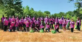  ?? AYTO. SALAMANCA ?? El alcalde Carlos García Carbayo con los voluntario­s en esta iniciativa