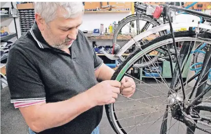  ?? FOTO: LEBENSHILF­E HEINSBERG ?? Fahrräder sind sein Ding: Roland Roos übernimmt vielfältig­e Aufgaben in der Werkstatt des Straetener Radshops Herfs.