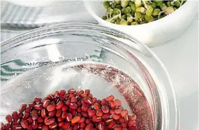  ?? 123RF ?? Soaking beans overnight is an effective way to reduce their phytic acid.