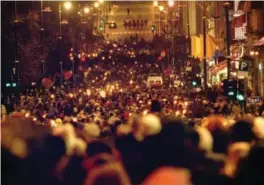  ?? FOTO: KNUT FJELDSTAD ?? 40.000 mennesker gikk i fakkeltog i Oslo etter drapet på Benjamin Hermansen i 2001.