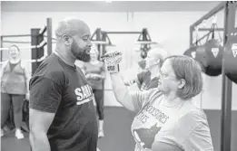  ?? PATRICK CONNOLLY/ORLANDO SENTINEL ?? Orlando Sentinel editor Anne Dunlap practices using a Kubaton on OrlandoCQC assistant instructor Keith Bryant.