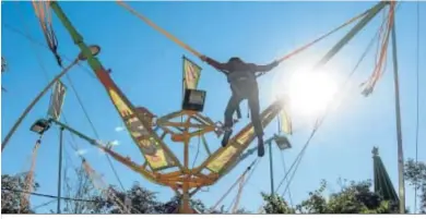  ??  ?? Un niño en una de las atraccione­s voladoras de la oferta navideña de la Alameda.