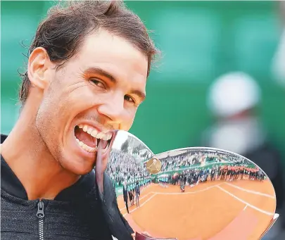  ??  ?? Espanhol Rafael Nadal consegue uma façanha histórica no tênis: primeiro a ganhar dez vezes um torneio