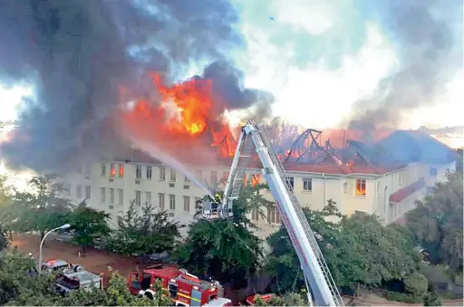  ?? PICTURE: LEAN DE VOS ?? BLAZING: The roof and the third floor of the Van der Sterr Building at Stellenbos­ch university caught fire yesterday. There were no injuries.
