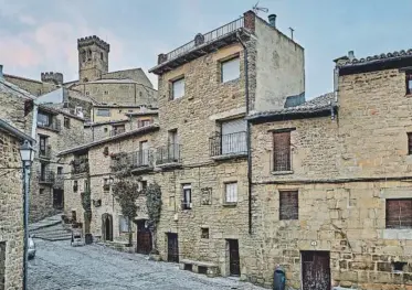  ??  ?? Ujué es un encantador pueblo medieval de tan solo tresciento­s habitantes.