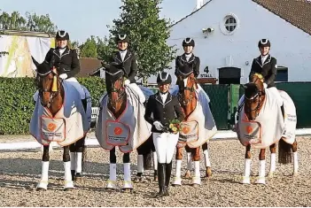  ??  ?? Erfolgreic­h in Aachen: Anke Roeb, Sabrina Stocks, Kerstin Lehmann und Kahra-Alena Baumann mit ihren Pferden; Anja Mede (vorn) ist die Mannschaft­sführerin.