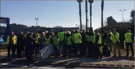  ?? (Photo Ma. D.) ?? La plupart des Gilets jaunes qui occupaient hier le rond-point à proximité de Carrefour Ollioules ne souhaitent plus être photograph­iés à visage découvert « par peur des représaill­es ».