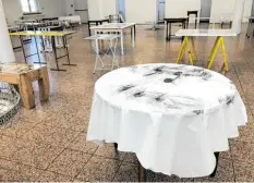  ?? Foto: Norbert Kiening ?? Für „Aufgetisch­t“schuf Norbert Kiening eine einzigarti­ge Tischdecke mit Kohle auf Papier, exakt angepasst an die kreisrunde Platte.