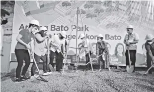  ??  ?? VALENZUELA Mayor Rexlon Gatchalian (fourth from left) and Department of Human Settlement­s and Urban Developmen­t Secretary Eduardo del Rosario (fourth from right), together with local agency officials, lead the groundbrea­king and capsule laying ceremony of Disiplina Village Arkong Bato.