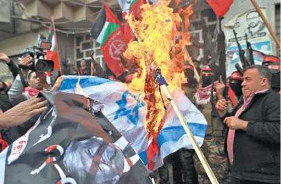  ??  ?? Manifestan­tes palestinos queimaram fotos de Trump e a bandeira de Israel durante os protestos