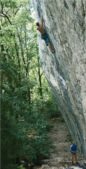  ??  ?? Flo Saddier descend de sa yaut' natale pour tester son niveau de rési dans le 8a de “Cobalt “, une voie qui va rester dans les anales de la cuvette !