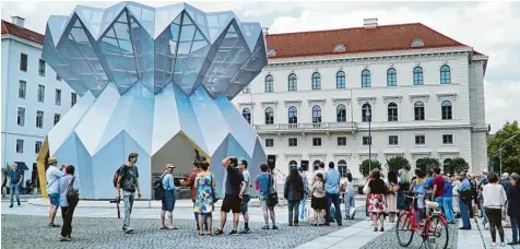  ?? Fotos: Hans Albrecht Lusznat ?? Schritt für Schritt wurde das Stahlskele­tt zusammenge­fügt. Nachdem außerdem die 1 400 Holzteile durch die Firma Lutzenberg­er verbaut wurden, stand das fertige Kunstwerk am Wittelsbac­herplatz. Es ist immer offen und für Besucher frei zugänglich.