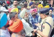  ?? HT PHOTO ?? Congress councillor Jeet Singh Bhatia talking to a police official during a protest at Heritage Street in Amritsar on Saturday.