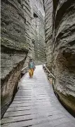  ??  ?? Přírodní unikáty Adršpašské skály (nahoře) bez turistů. Třeba loni by šlo o neuvěřitel­ný pohled. Zpoplatněn­ý je i vstup k ikonické Pravčické bráně (vpravo). 2x foto: MAFRA