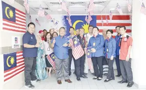  ??  ?? SUWADY (empat dari kiri) bergambar bersama pegawai dan anggota Bahagian Media dan Komunikasi Korporat Japen Sabah.