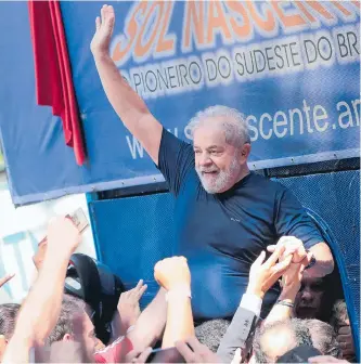  ?? FOTOS: ARCHIVO / REUTERS ?? Lula da Silva gobernó a Brasil y lidera, desde la cárcel, las encuestas de intención de voto. pruebas víctima de una persecució­n política y de que la democracia estaría amenazada con el veto del aspirante favorito a vencer las elecciones. El tribunal recibió hasta el miércoles, cuando vencía el respectivo plazo, un total de 16 impugnacio­nes contra la candidatur­a de Lula.