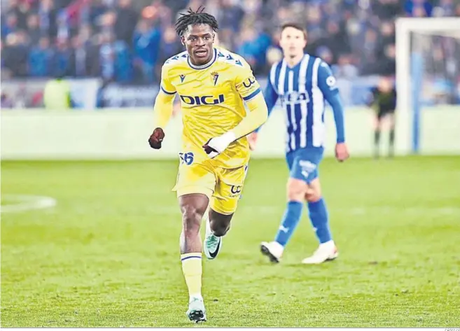  ?? CÁDIZ CF ?? Etta Eyong debutó en el primer equipo en el partido contra el Alavés disputado en Mendizorro­za.