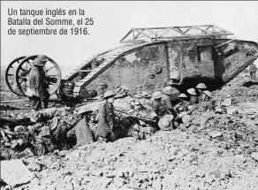  ??  ?? Un tanque inglés en la Batalla del Somme, el 25 de septiembre de 1916.