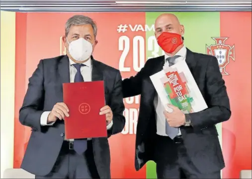  ?? ?? Los presidente­s de las federacion­es de Portugal, Fernando Gomes, y España, Luis Rubiales, en un acto de la Candidatur­a Ibérica.