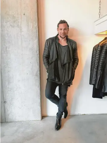  ?? Foto: stefanecke­rtdesign.com ?? Modedesign­er Stefan Eckert in seinem Laden in der Hamburger Hafencity: Ledermode und Tierliebe sind für den 39 jährigen Nürnberger kein Widerspruc­h.