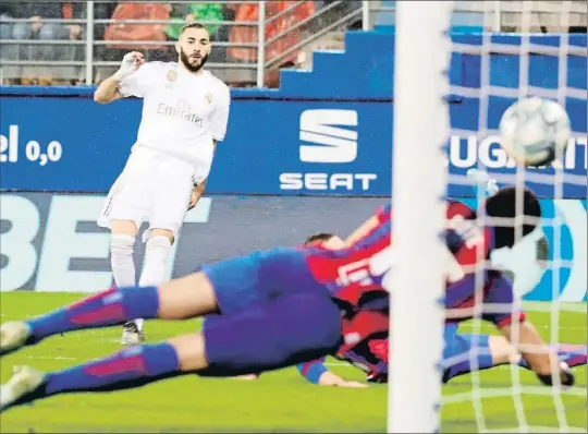  ?? JUAN HERRERO / EFE ?? El delantero francés Karim Benzema abrió el marcador en esta acción, ayer en el estadio de Ipurua