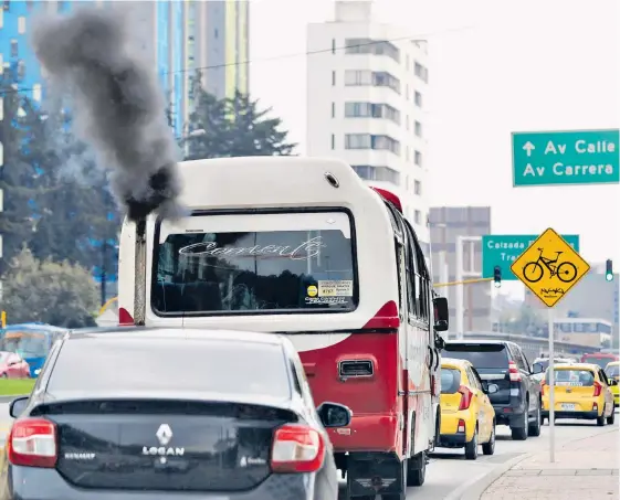  ?? HÉCTOR FABIO ZAMORA / ADN ?? A pesar de que la calidad del aire mejoró y el Distrito decidió levantar las alertas ambientale­s, los líos por la contaminac­ión en la ciudad continúan, como con este bus.