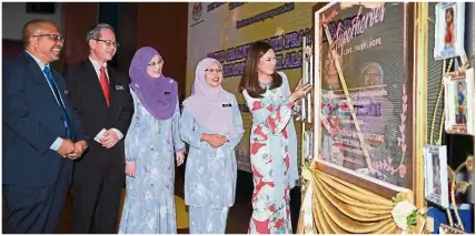  ??  ?? Tengku Permaisuri norashikin officiatin­g the symbolic launch of the Premature babies Graduation ceremony at shah alam Hospital last month. Looking on are (from left) selangor Health department director datuk dr Khalid Ibrahim, deputy Health minister dr Lee boon chye, head of the selangor central Zone cluster datin Paduka dr Hasni Hanapi and shah alam Hospital director dr ruzita Othman. — bernama