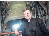  ?? FOTO: DPA ?? Rainer Maria Kardinal Woelki steht im Kölner Dom neben der großen Glocke „Dicker Pitter“.