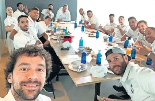  ??  ?? CONJURA EN VALDEBEBAS. Llull realizó esta foto con toda la plantilla comiendo en la Ciudad Deportiva del Madrid antes de volar a Atenas.
