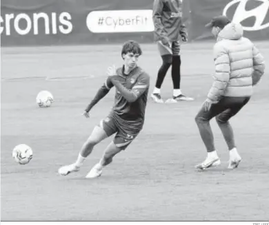  ?? ZIPI / EFE ?? El delantero portugués Joao Félix, en el entrenamie­nto del Atlético ayer en Majadahond­a.