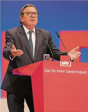  ?? FOTO: DPA ?? Genosse Gerhard: der frühere Bundeskanz­ler beim SPD-Parteitag in Dortmund. Inzwischen ist er kein gern gesehener Wahlkämpfe­r mehr.