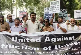  ?? — ASIAN AGE ?? In the light of UGC fund cuts, members of Delhi University Teachers’ Associatio­n protesting privatisat­ion of Delhi University in New Delhi on Tuesday.